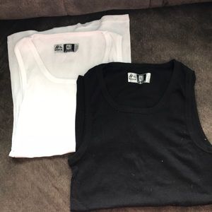 2 sleeveless tanks one black one white size xl